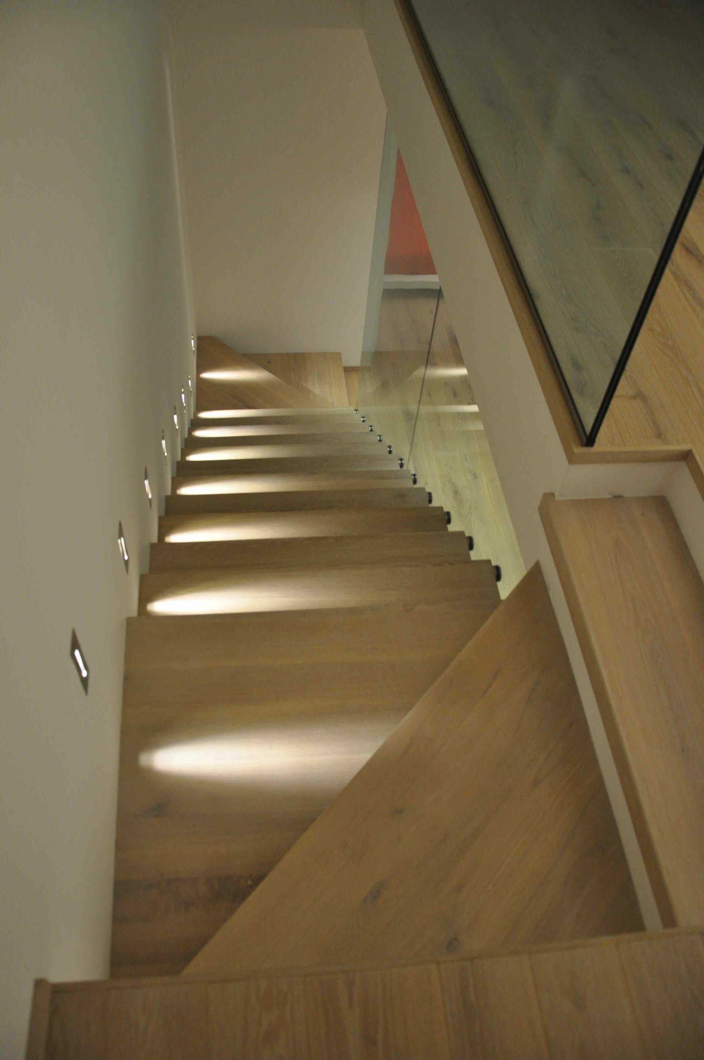 Illuminazione scala con fascia laterale