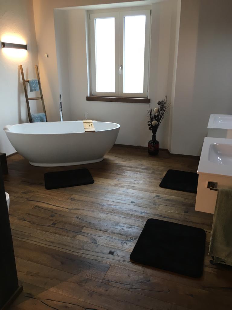 Perchè scegliere il pavimento in legno anche per il bagno: Immagine 1