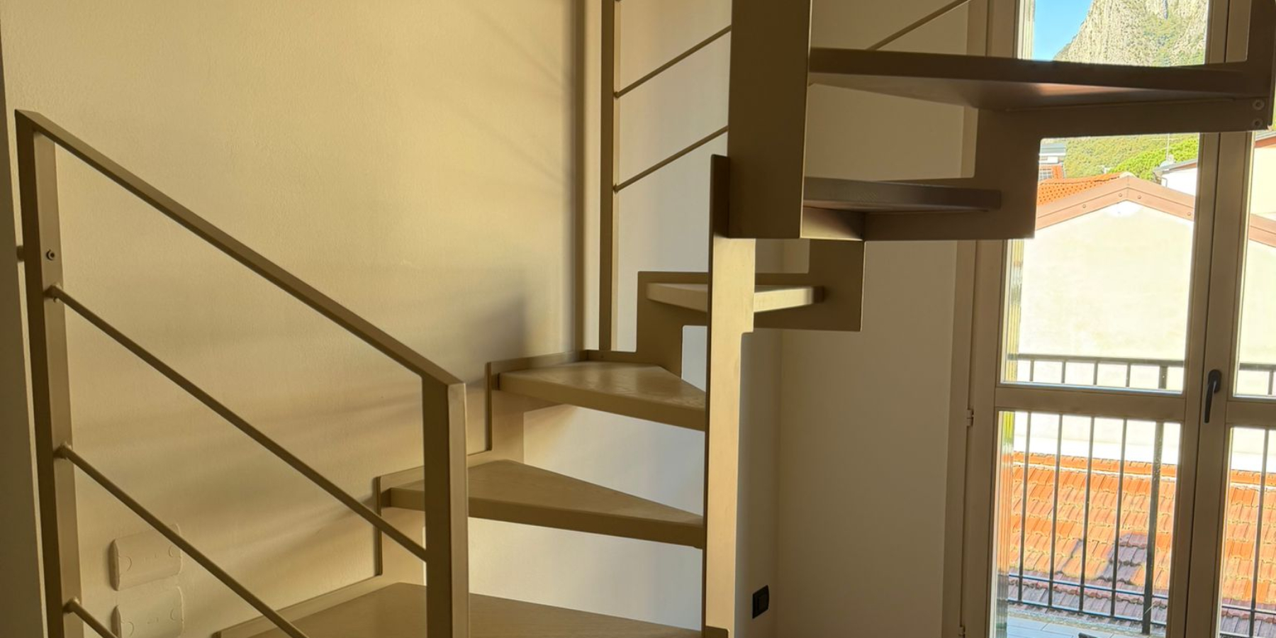 Sostituzione di una scala a chiocciola con una scala moderna a giorno a Milano: Immagine Elenchi