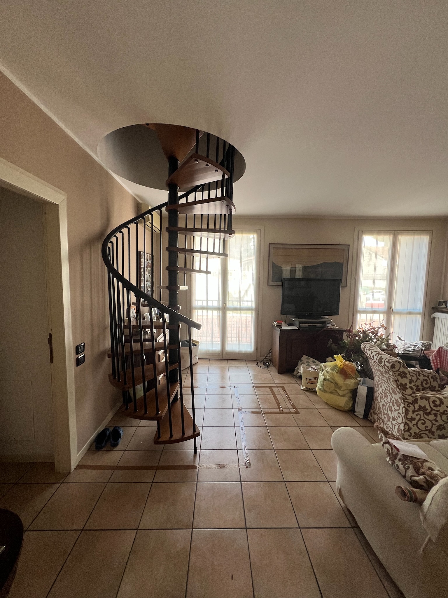 Sostituzione di una scala a chiocciola con una scala moderna a giorno a Milano: Immagine 3