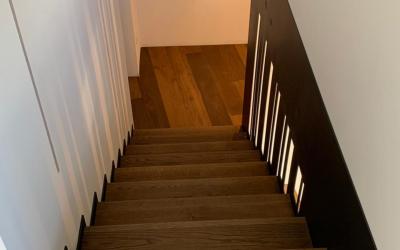 Una scala vista dall'alto con ringhiera in legno