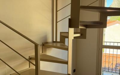 Sostituzione di una scala a chiocciola con una scala moderna a giorno a Milano: Immagine Elenchi